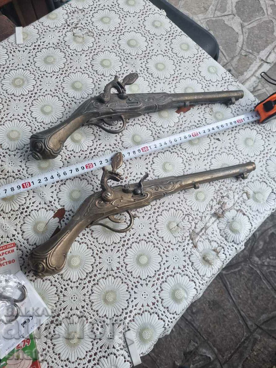 Ένα ζευγάρι πιστόλια αντίκες με πυρόλιθο