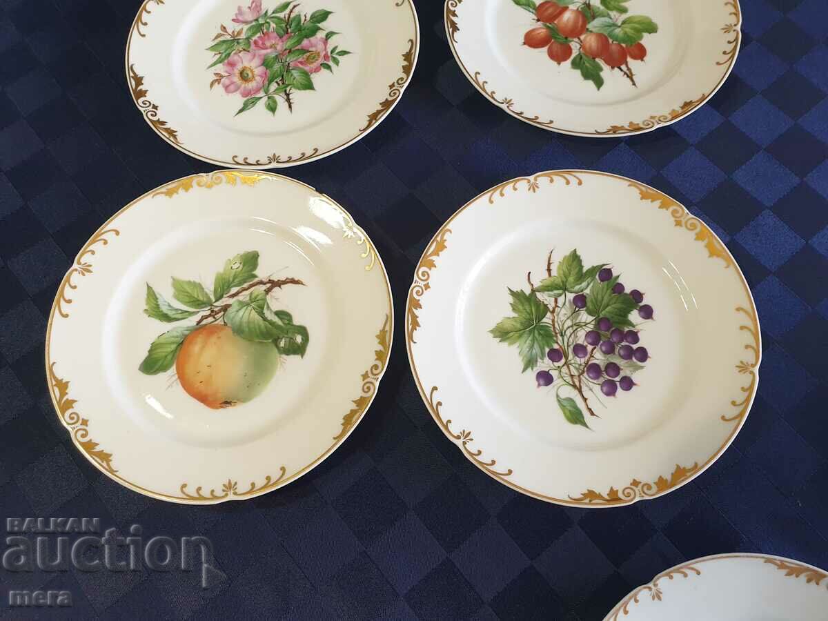 Auction Porcelain plates with floral motifs Auction Porcelain plates with floral motifs