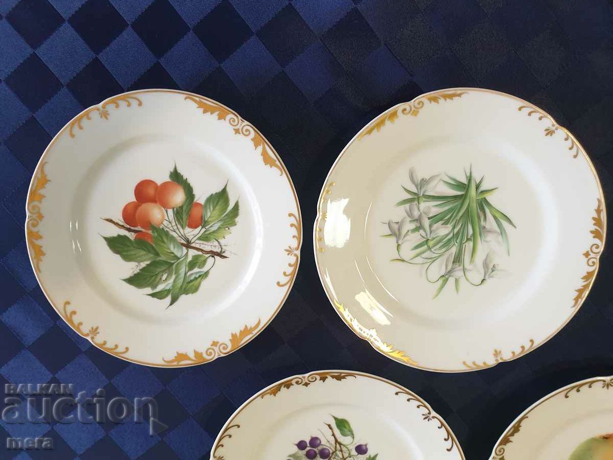 Delivery of Porcelain plates with floral motifs Delivery of Porcelain plates with floral motifs