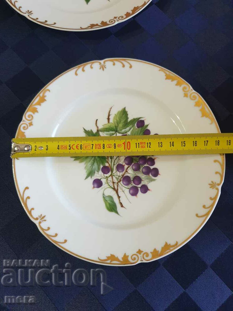 Porcelain plates with floral motifs - 5 Porcelain plates with floral motifs - 5