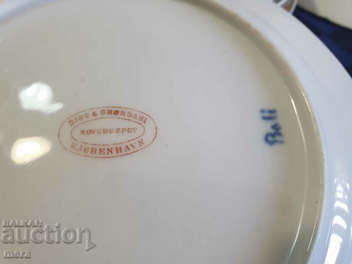 Porcelain plates with floral motifs - 7 Porcelain plates with floral motifs - 7
