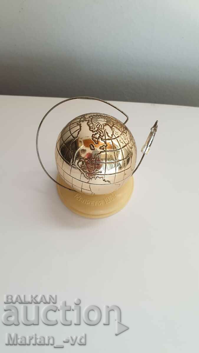 Auction Russian table globe with the inscription April 12, 1961. Auction Russian table globe with the inscription April 12, 1961.