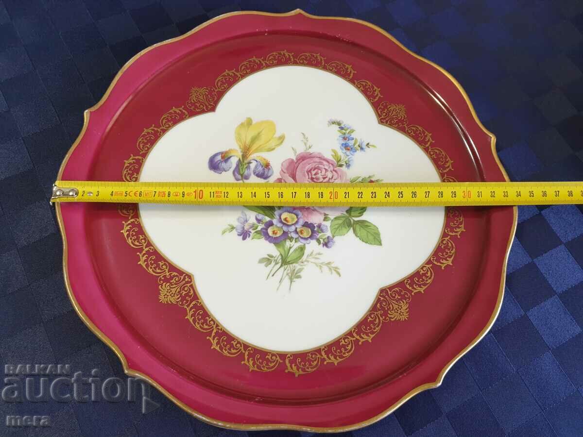 Delivery of Large porcelain tray with rich gilding and floral motifs Delivery of Large porcelain tray with rich gilding and floral motifs
