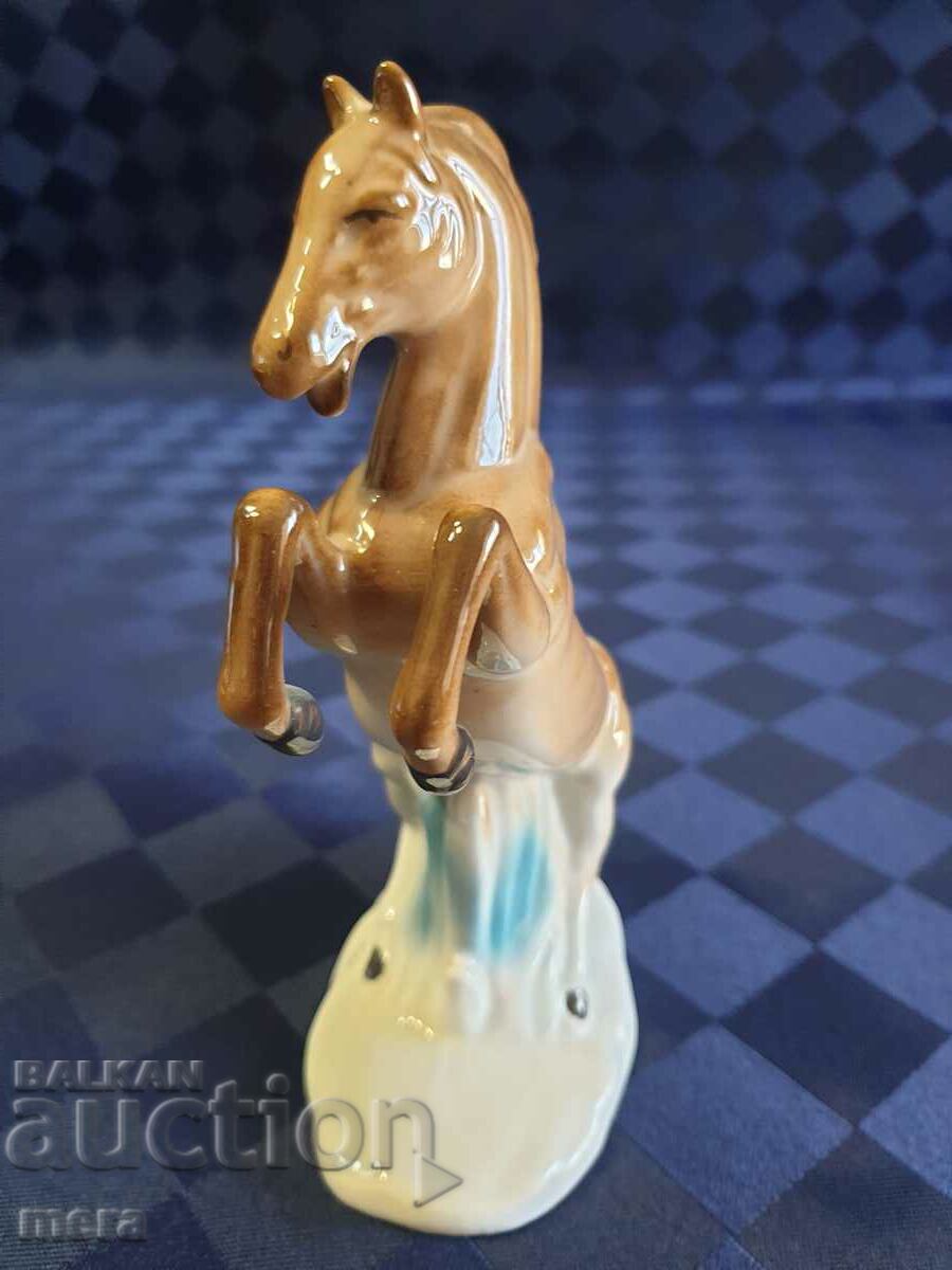 Изящна порцеланова фигура на кон с цена 50.00 лв. | € 25.56 Изящна порцеланова фигура на кон с цена 50.00 лв. | € 25.56