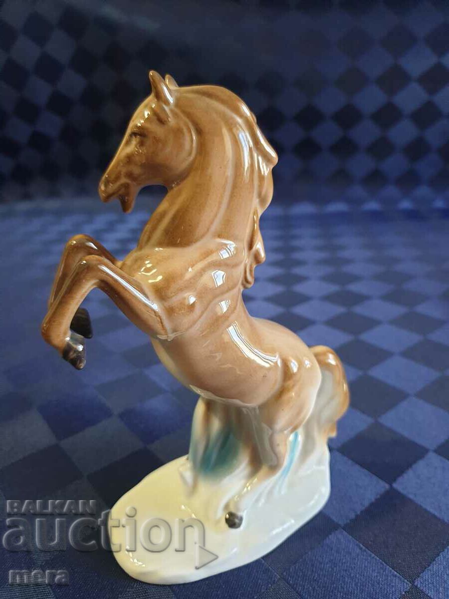 Аукцион Изящна порцеланова фигура на кон Аукцион Изящна порцеланова фигура на кон