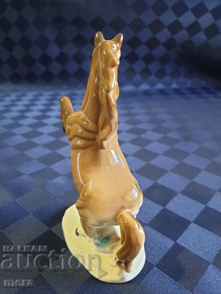 Доставка на Изящна порцеланова фигура на кон Доставка на Изящна порцеланова фигура на кон