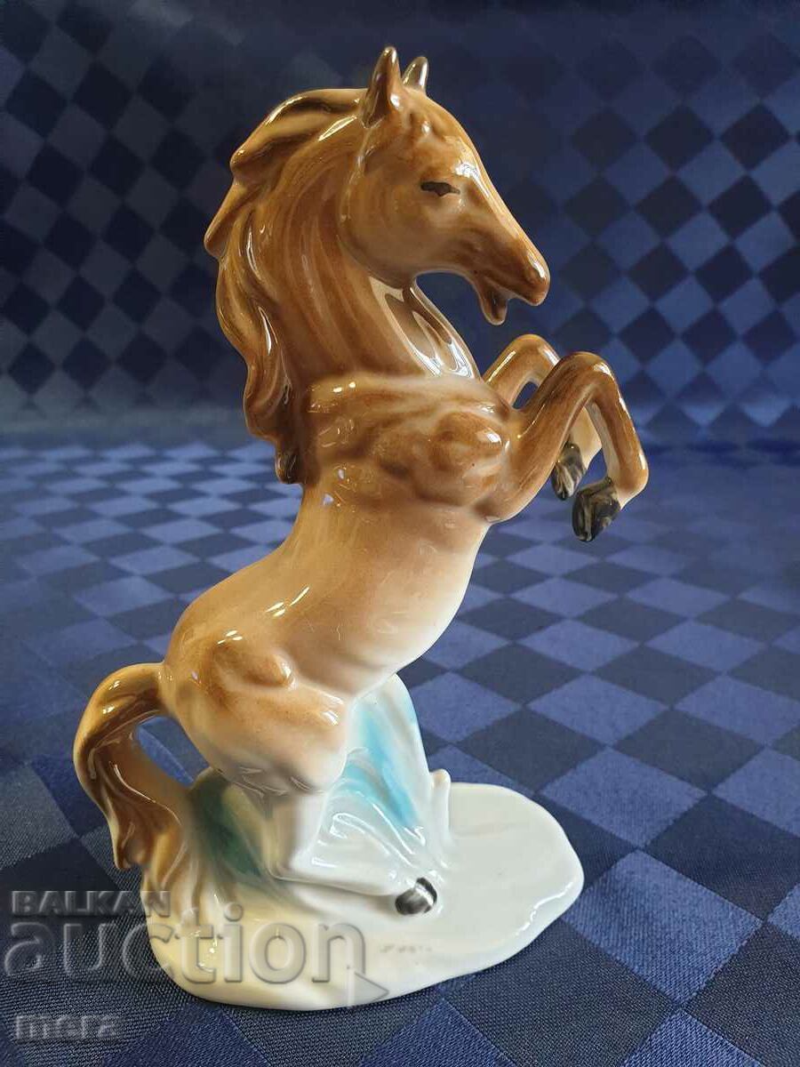 Изящна порцеланова фигура на кон