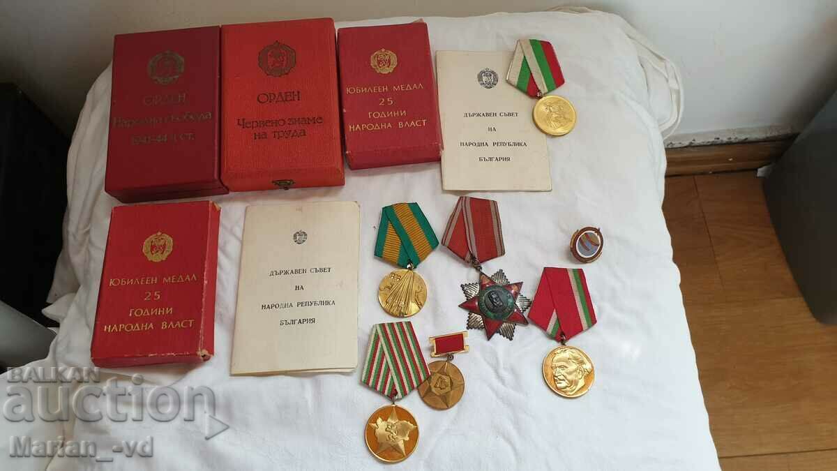 Лот ордени и медали с кутии и документи