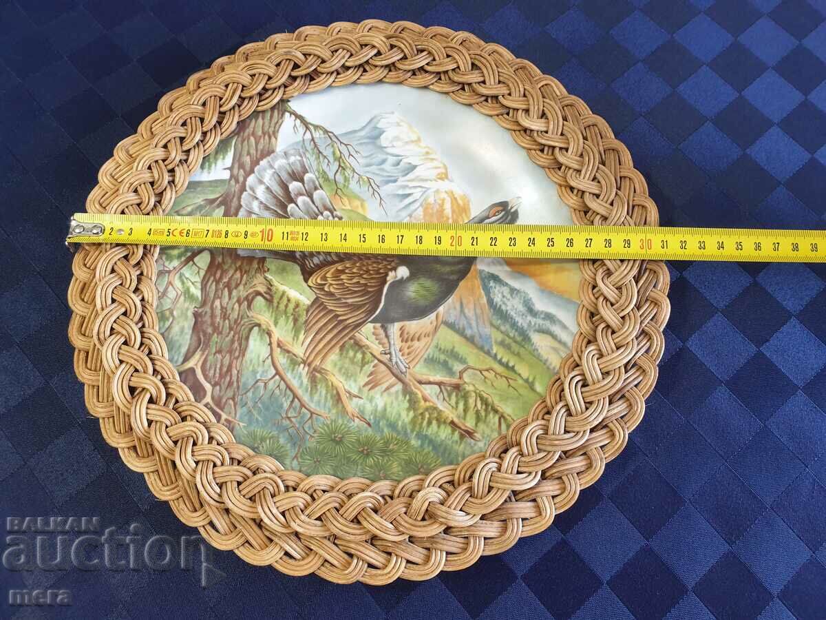 Licitație Placă de perete din porțelan pictată manual cu feronerie din răchită Licitație Placă de perete din porțelan pictată manual cu feronerie din răchită