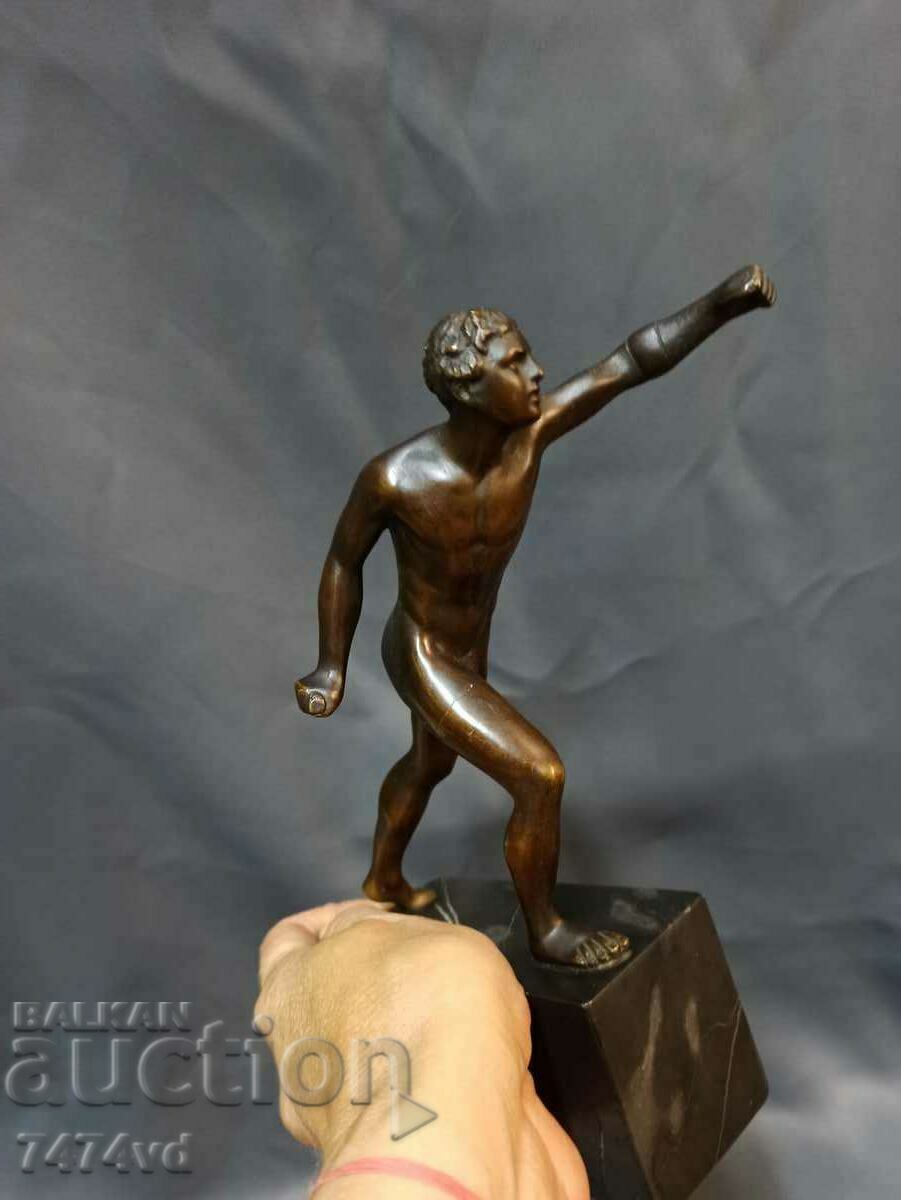 Sculptură masivă din bronz a unui atlet roman