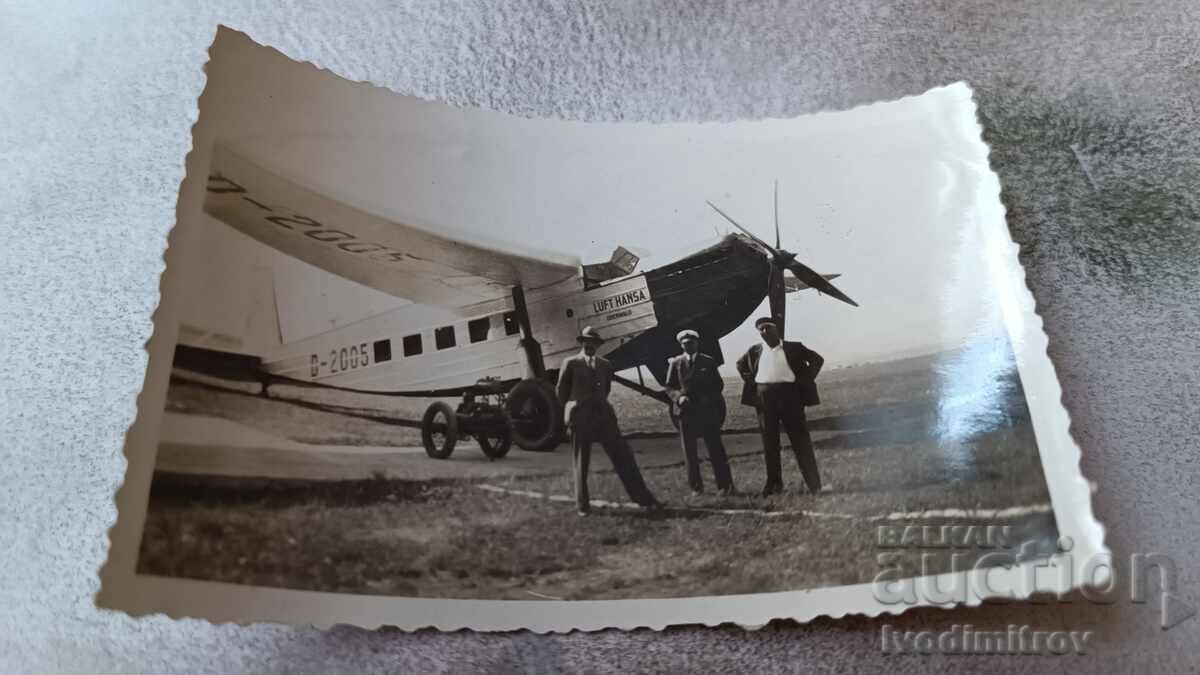 Photo Three men in front of one. aircraft D-2005 of LUFT HANSA
