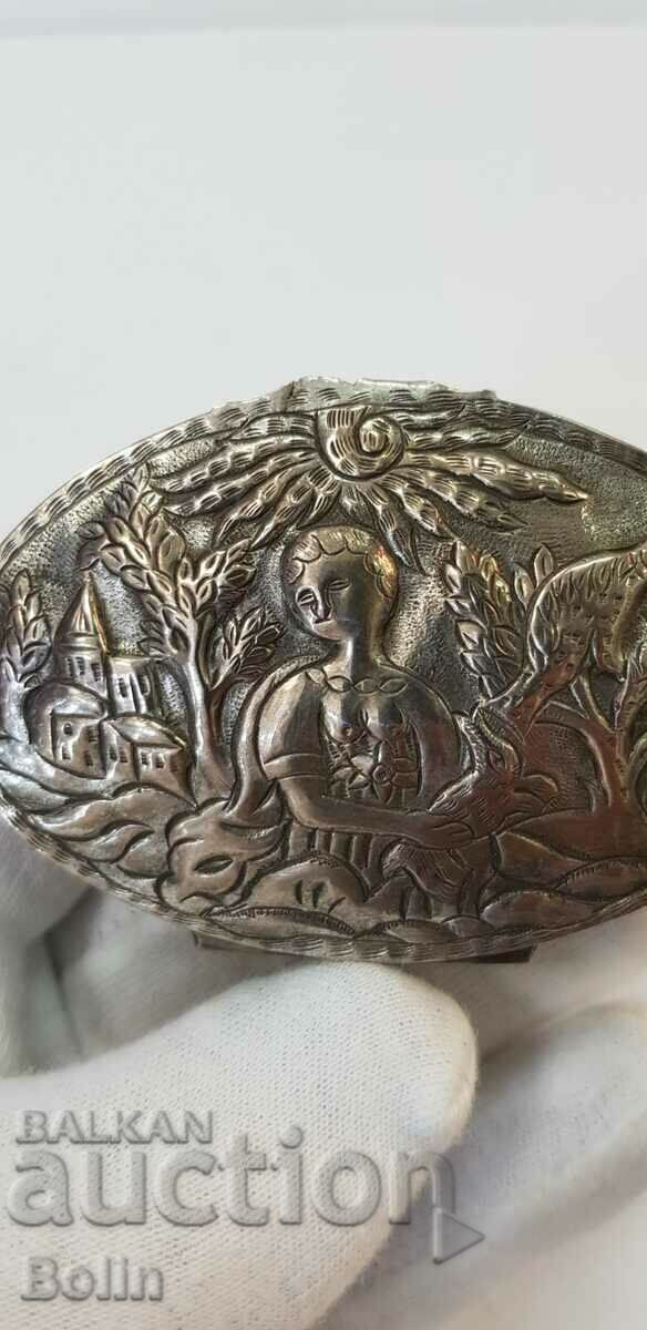 Auction  Rare Wrought Renaissance Snuff Box