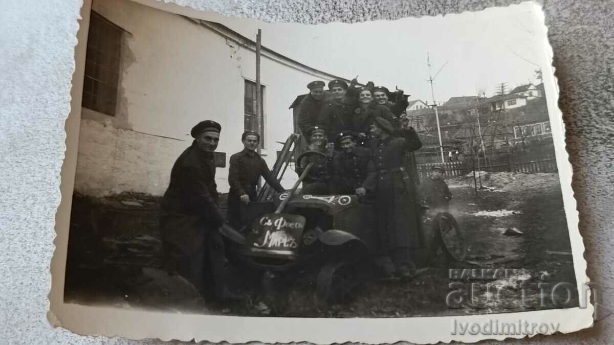 Photo Youth with Ford για τον Μάρτιο του 1932