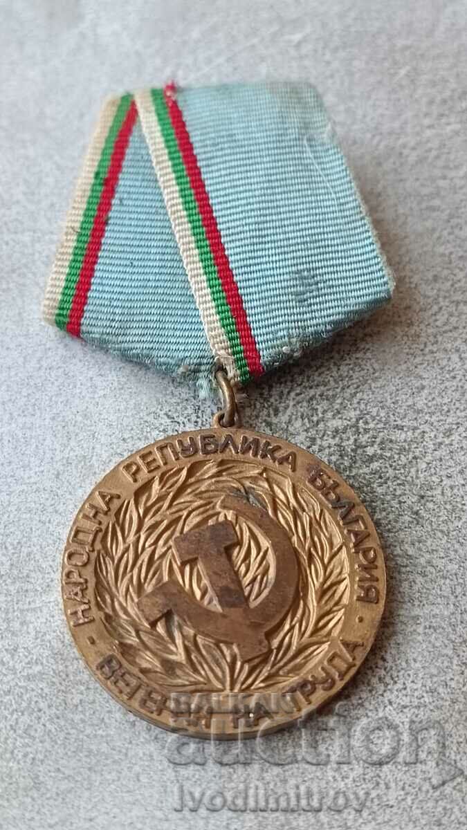 Medal Veteran of Labor - small bearer