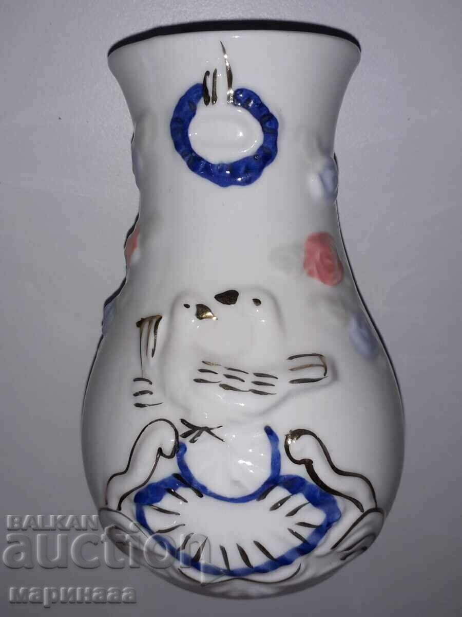 VASE. PORCELAIN