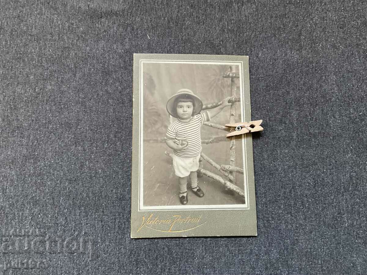 Стара снимка картон  малко дете с топка 1900