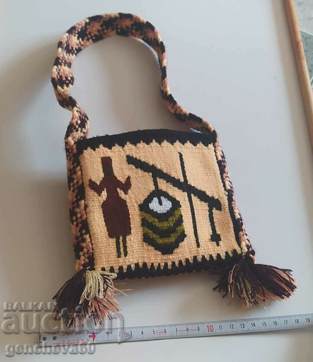 Geanta tricotata manual cu preț 21.00 BGN | € 10.74 Geanta tricotata manual cu preț 21.00 BGN | € 10.74