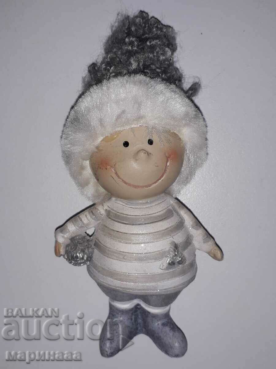 FIGURINE. POLYRESIN, TEXTILE