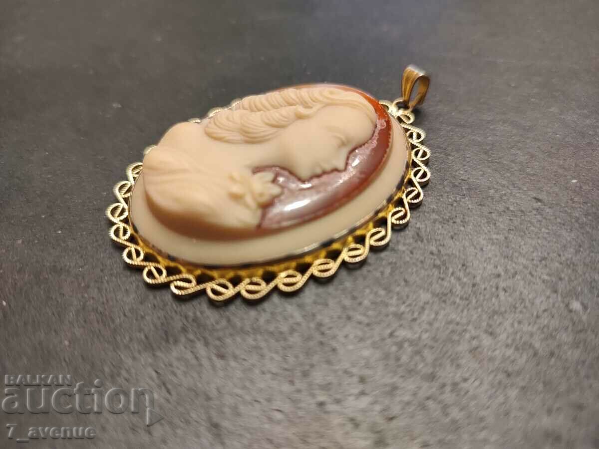 Medallion, large, 60-70s, 14.07.24 with price 99.00 BGN | € 50.62 Medallion, large, 60-70s, 14.07.24 with price 99.00 BGN | € 50.62