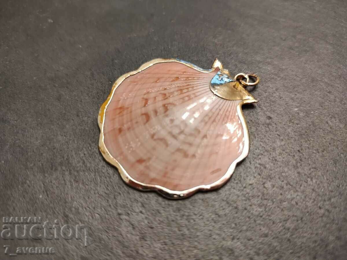 Medallion, shell, gilded periphery, 60-70s, 14.07.24 with price 79.00 BGN | € 40.39 Medallion, shell, gilded periphery, 60-70s, 14.07.24 with price 79.00 BGN | € 40.39