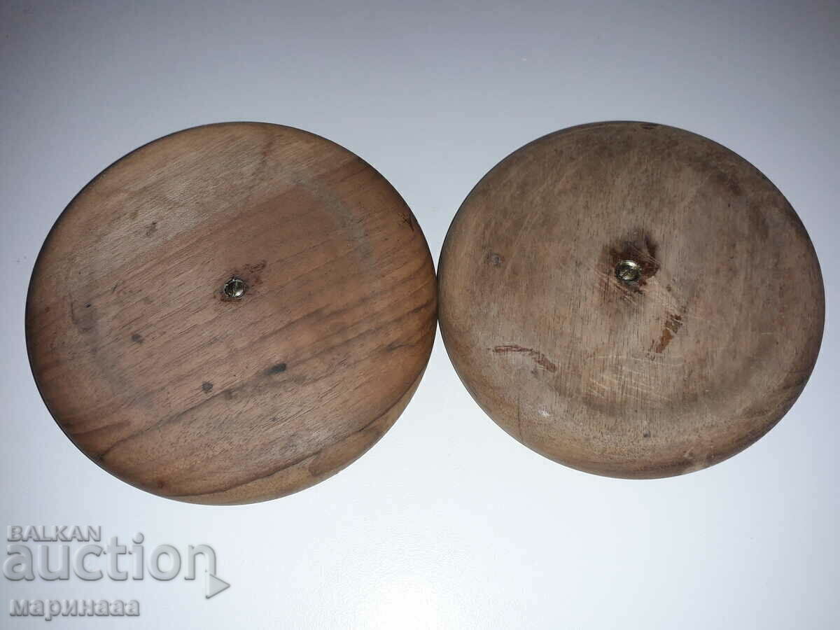 Sfeșnice vechi. LEMN, BRONZ cu preț € 2.05 | 4.01 BGN