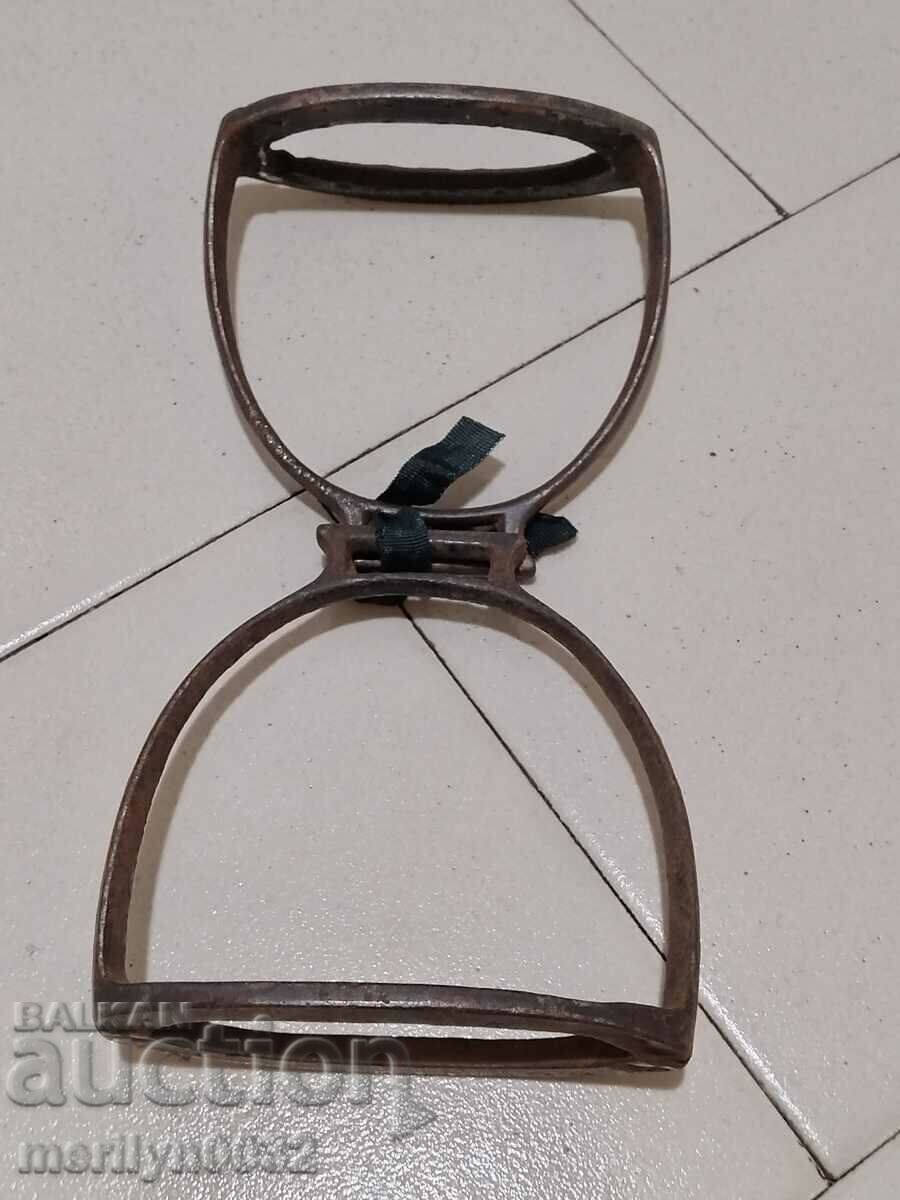 Delivery of Iron stirrups, spurs, saddle, cavalry Delivery of Iron stirrups, spurs, saddle, cavalry