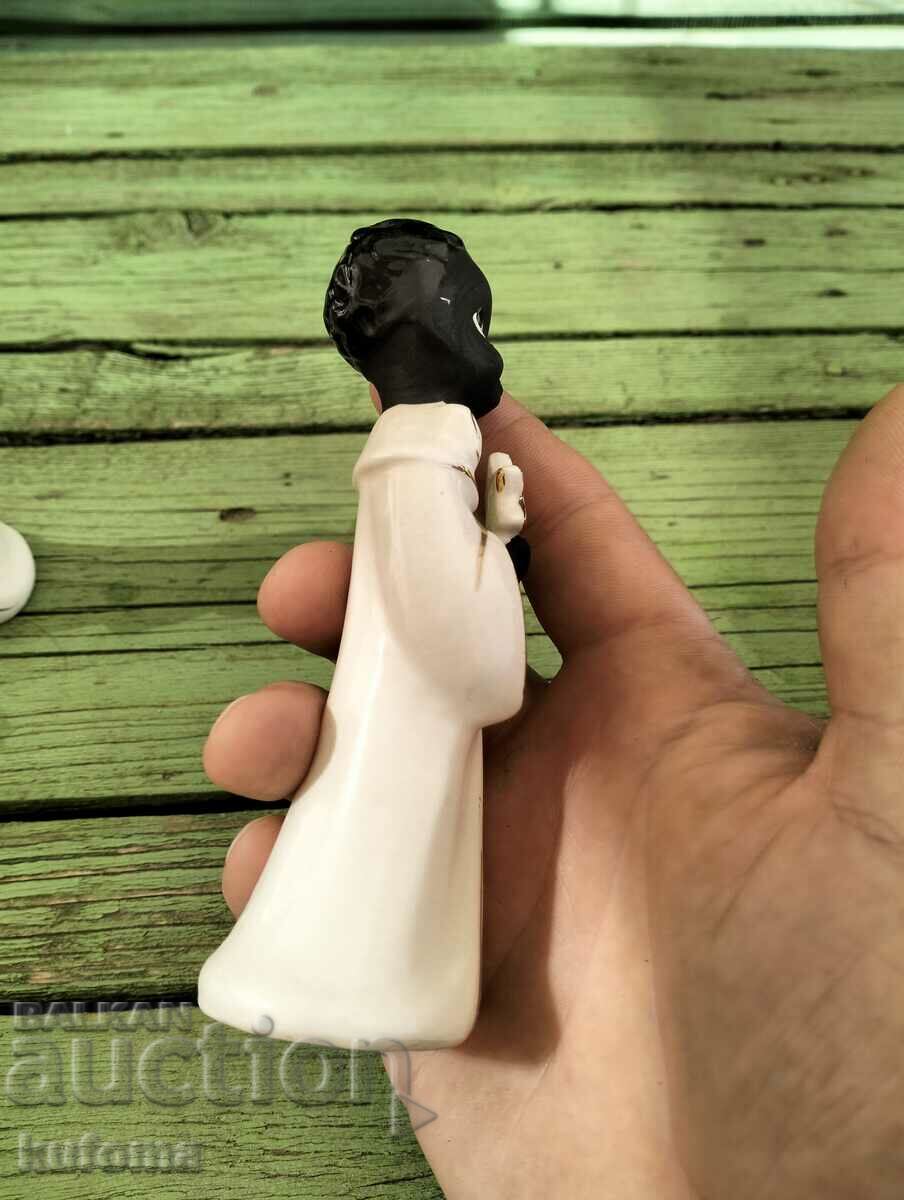 Delivery of Porcelain figures Delivery of Porcelain figures