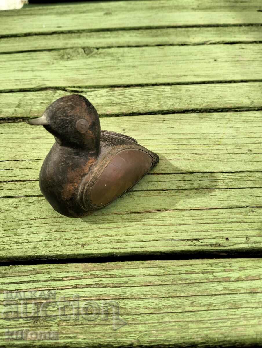 Λίγο ξύλο και χάλκινη πάπια Λίγο ξύλο και χάλκινη πάπια