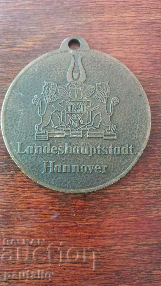 Delivery of HANOVER MARATHON PLAQUE 1994 Delivery of HANOVER MARATHON PLAQUE 1994