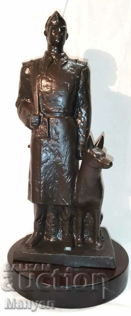 Frumoasă sculptură „Borderman with a dog”.