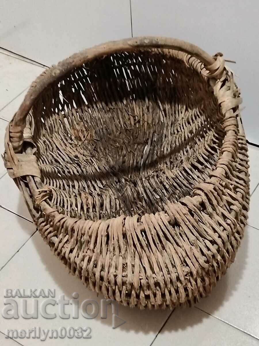 Auction  Old wicker basket paner basket