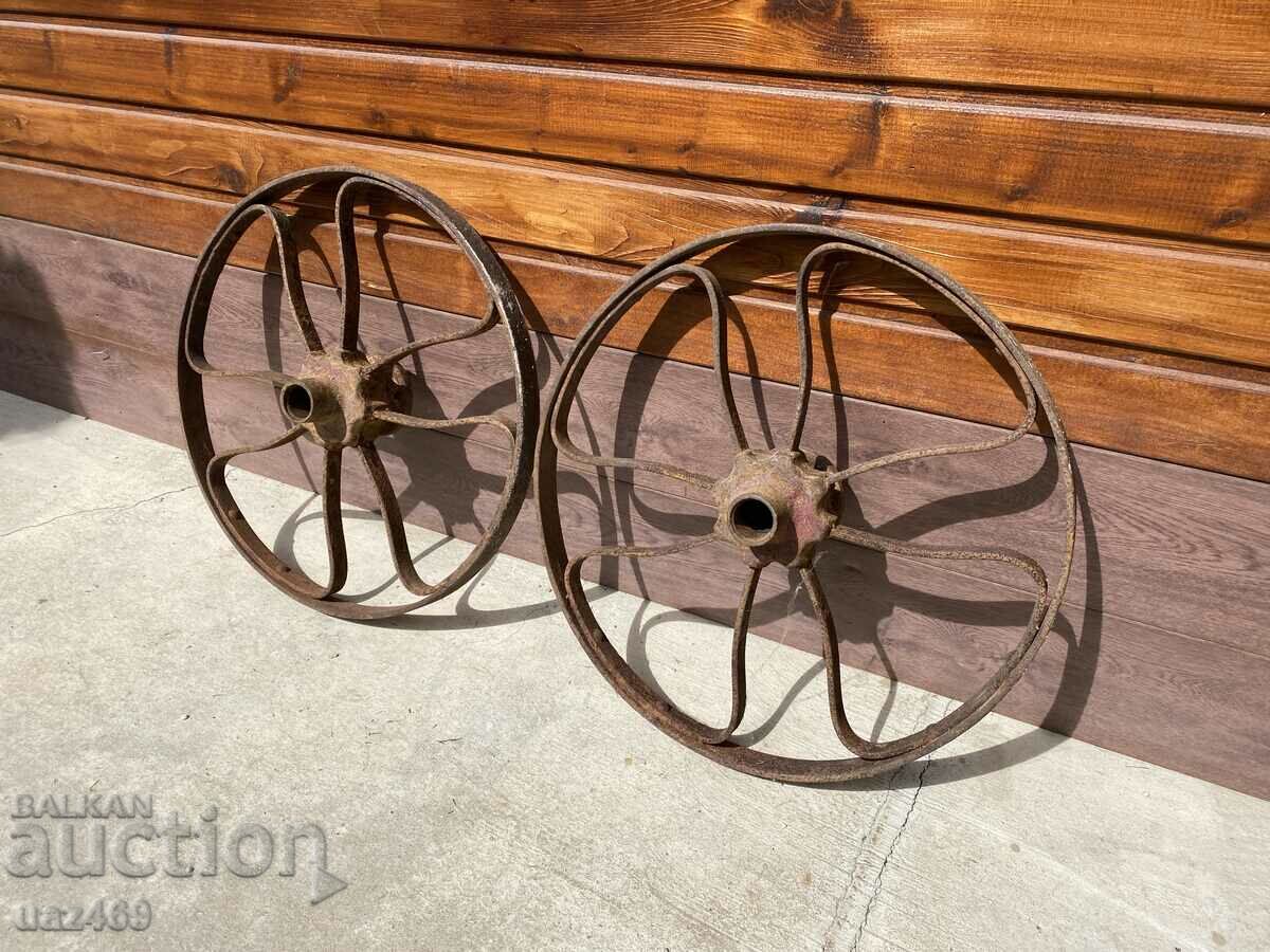 Стари колела от ковано желязо