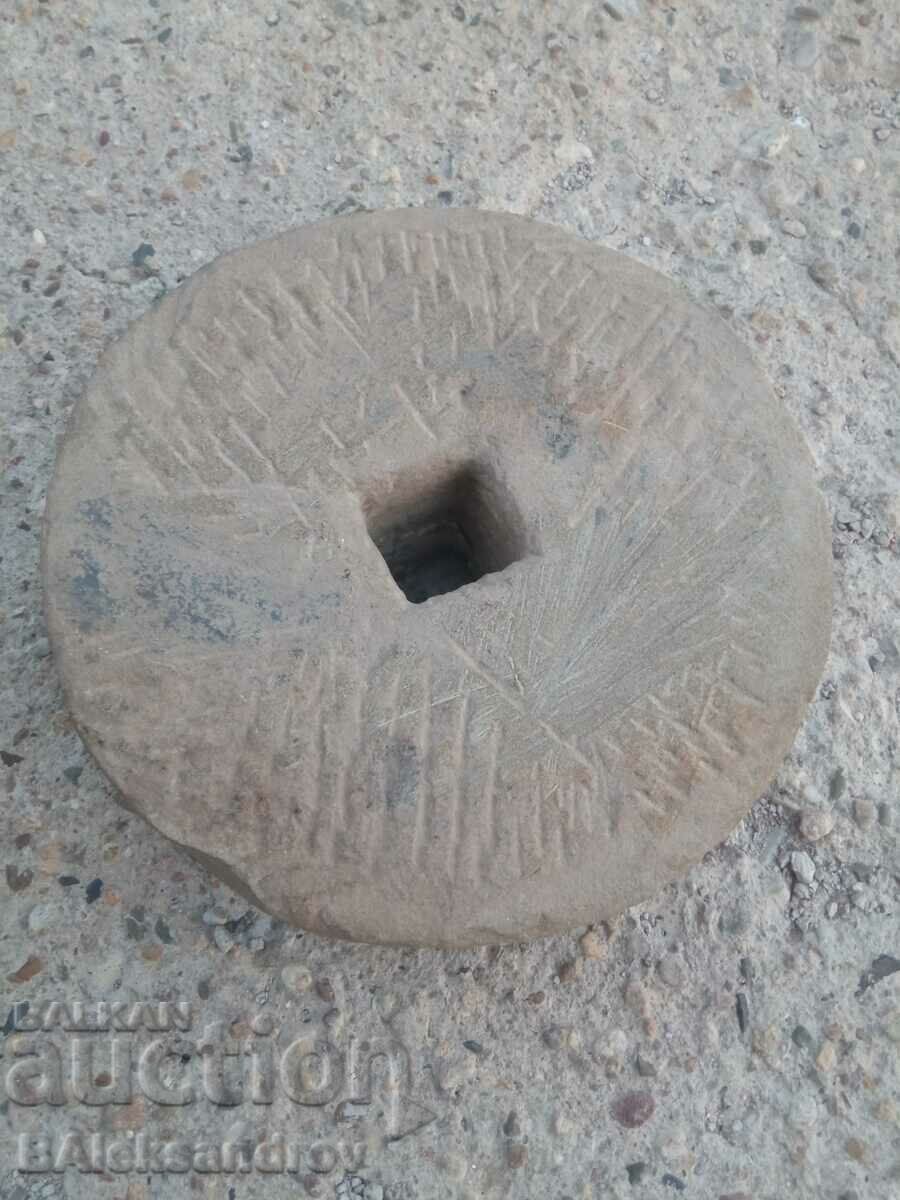 Стар точиларски камък