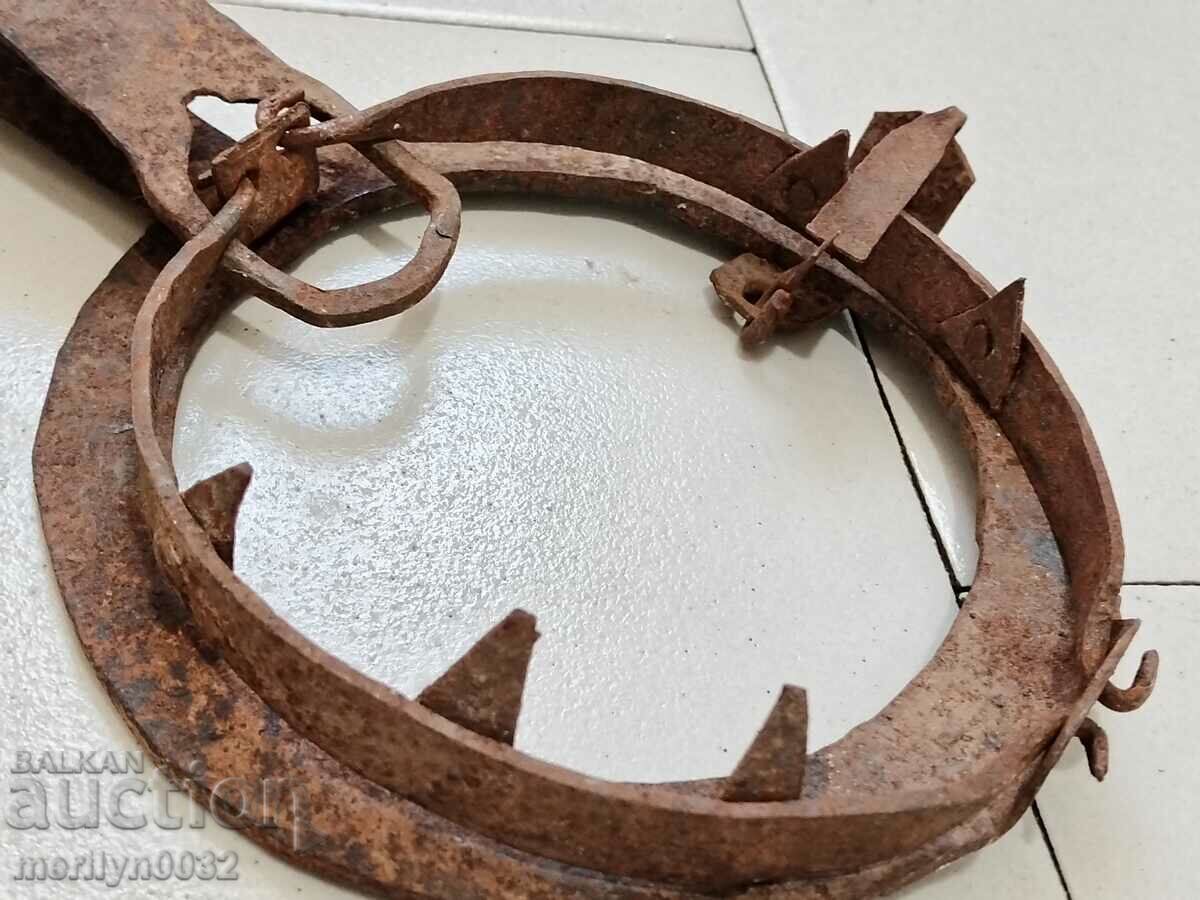 Παράδοση Παλιά σφυρήλατο χέρι παγίδα, σφυρήλατο σίδερο Παράδοση Παλιά σφυρήλατο χέρι παγίδα, σφυρήλατο σίδερο