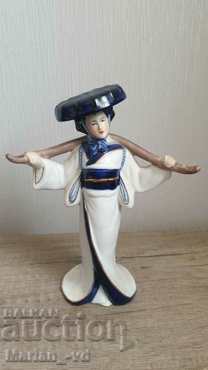 Аукцион Японска порцеланова фигура Аукцион Японска порцеланова фигура