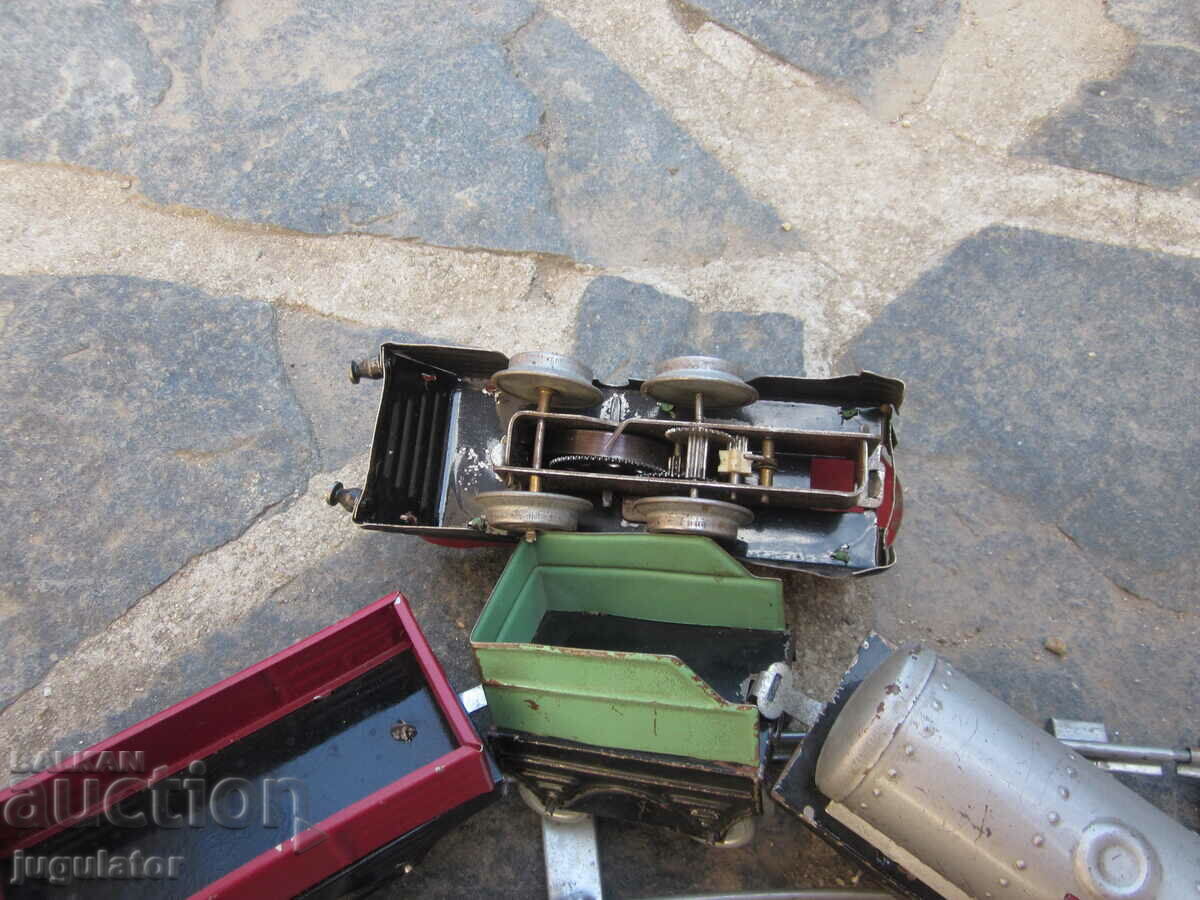old metal mechanical toy locomotive with wagons and rails - 6 old metal mechanical toy locomotive with wagons and rails - 6