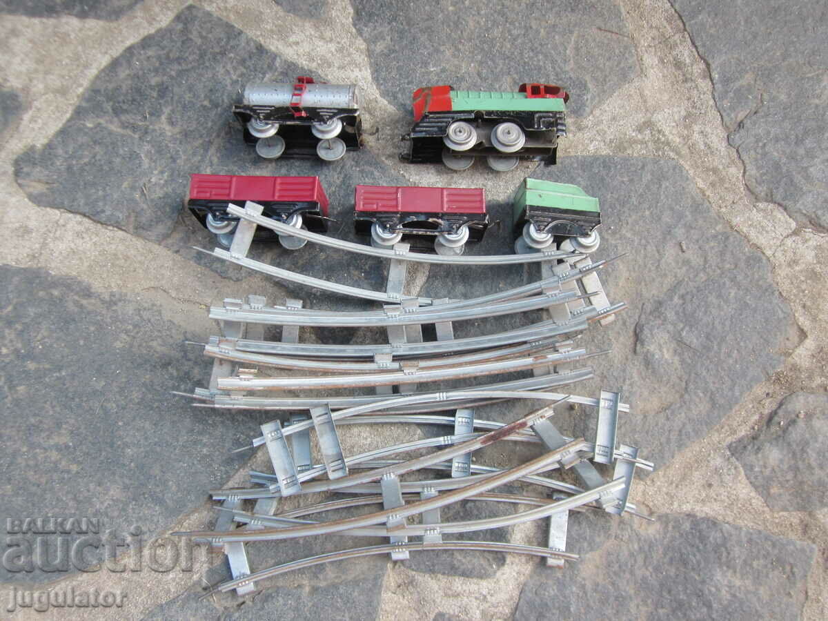 old metal mechanical toy locomotive with wagons and rails - 7 old metal mechanical toy locomotive with wagons and rails - 7