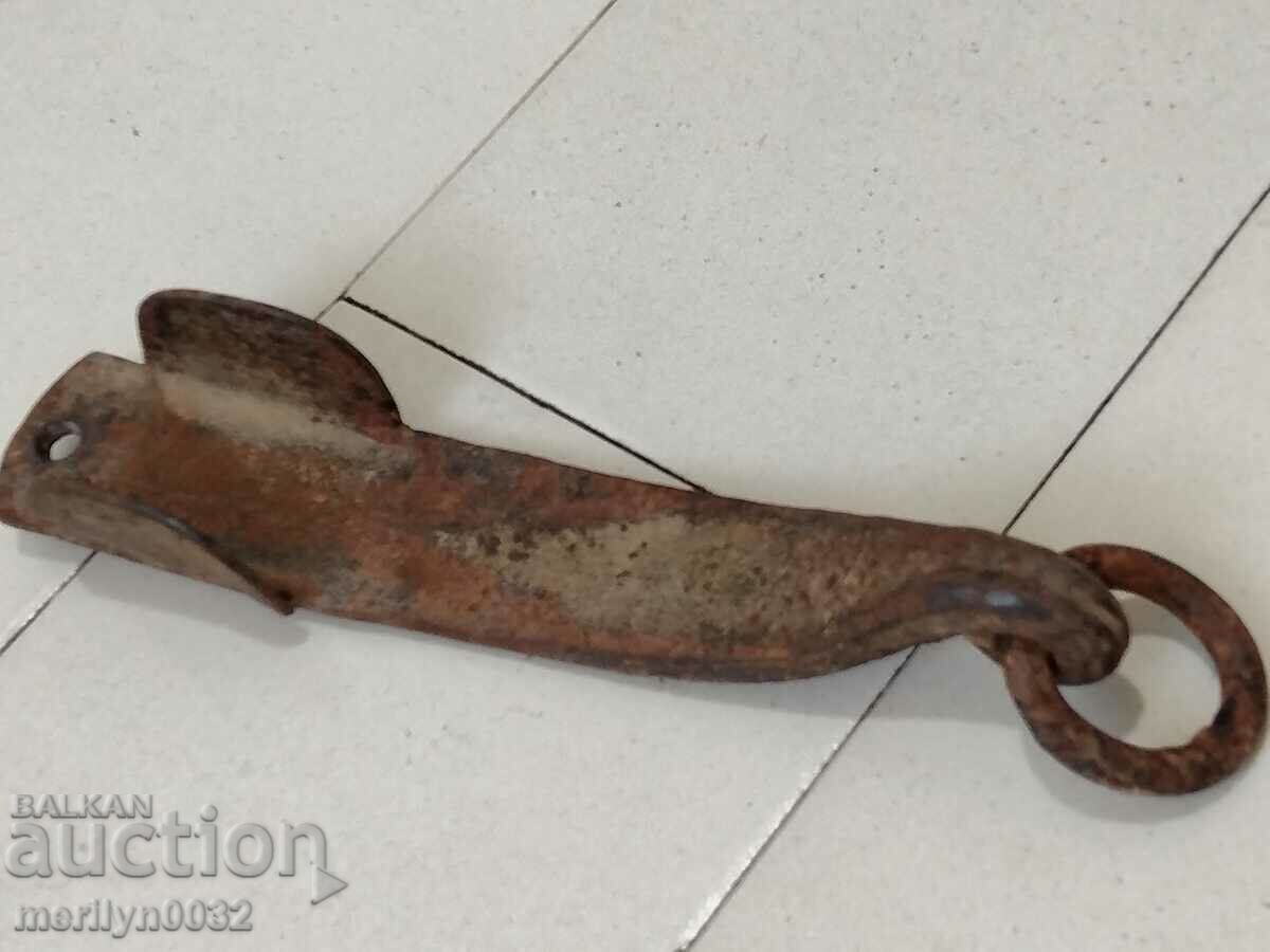 Auction  Wrought iron shoe, horse cart brake, wagon, car