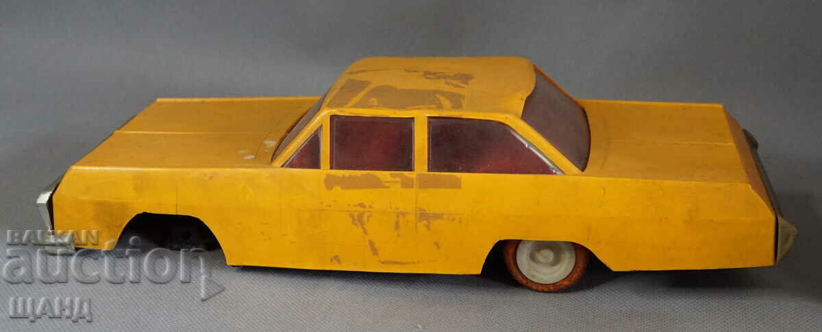 Стара Българска пластмасова играчка модел кола