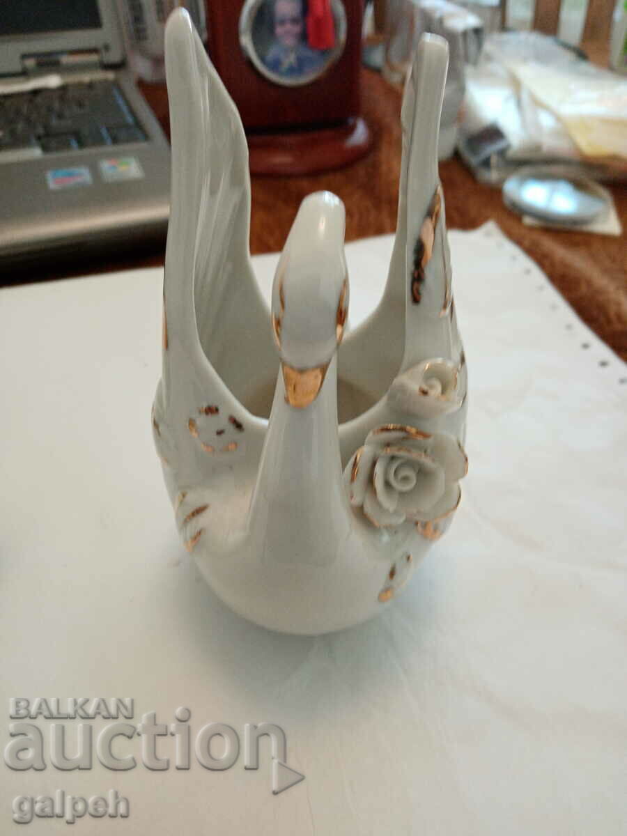 Delivery of BEAUTIFUL PORCELAIN FIGURES - 3 pcs. Delivery of BEAUTIFUL PORCELAIN FIGURES - 3 pcs.