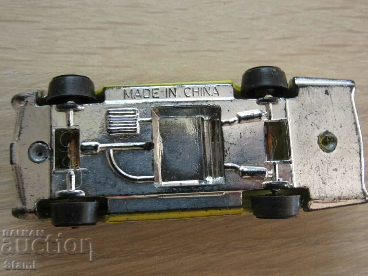 Auction Collectible metal cart Auction Collectible metal cart