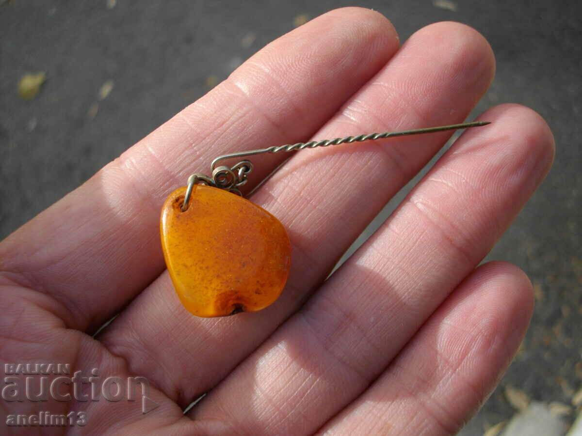 Auction OLD ROYAL AMBER BROOCH Auction OLD ROYAL AMBER BROOCH