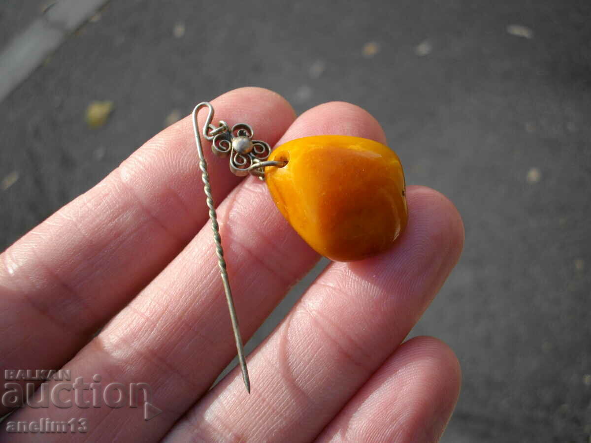 Delivery of OLD ROYAL AMBER BROOCH Delivery of OLD ROYAL AMBER BROOCH