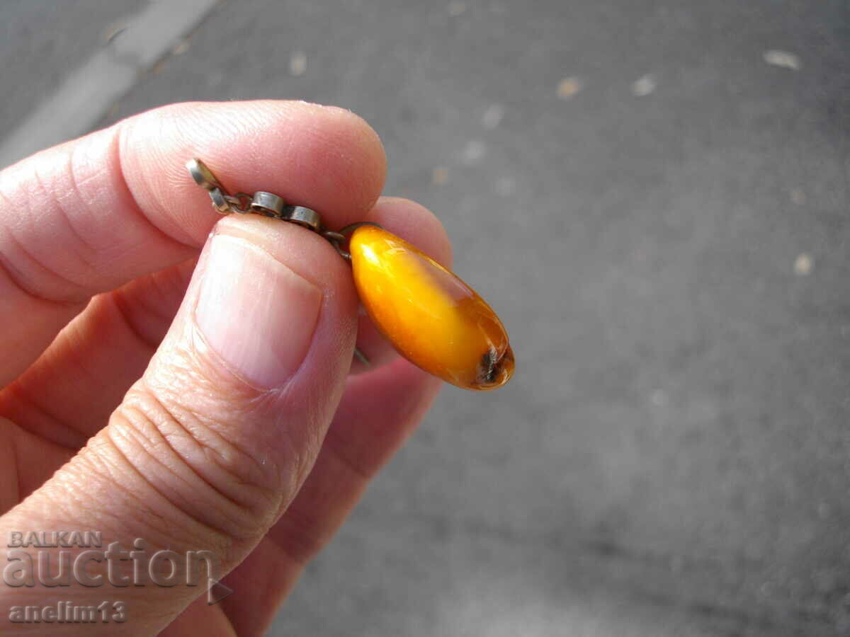 OLD ROYAL AMBER BROOCH - 5 OLD ROYAL AMBER BROOCH - 5