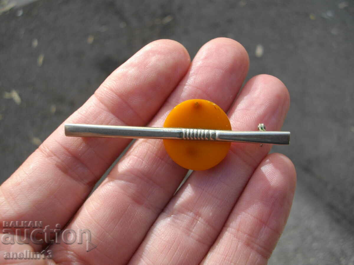 Auction OLD ROYAL AMBER BROOCH Auction OLD ROYAL AMBER BROOCH