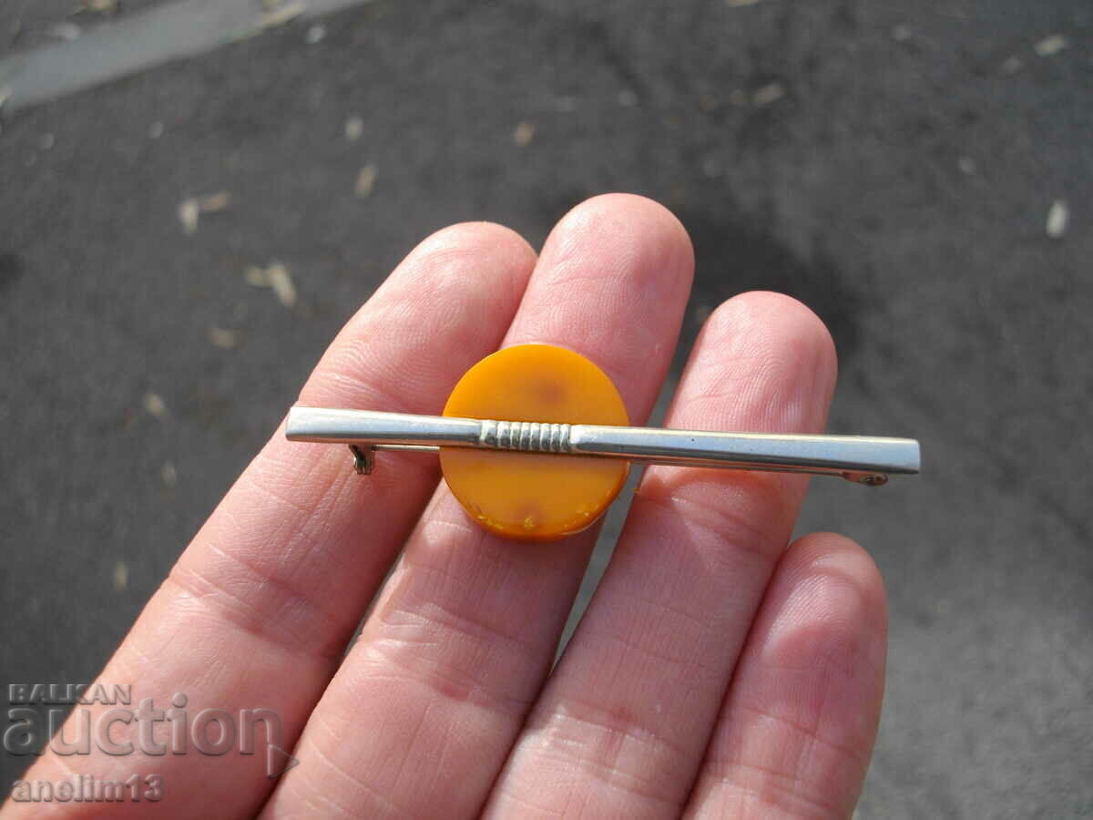 Delivery of OLD ROYAL AMBER BROOCH Delivery of OLD ROYAL AMBER BROOCH