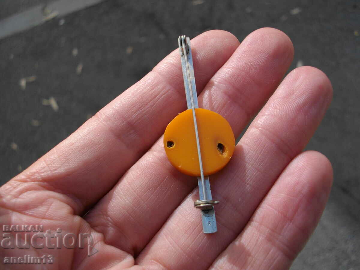 OLD ROYAL AMBER BROOCH - 6 OLD ROYAL AMBER BROOCH - 6