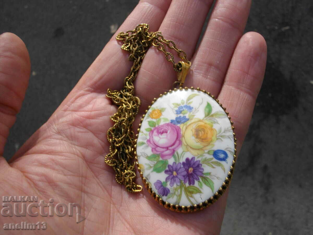 OLD NECKLACE PENDANT PORCELAIN with price 45.00 BGN | € 23.01 OLD NECKLACE PENDANT PORCELAIN with price 45.00 BGN | € 23.01