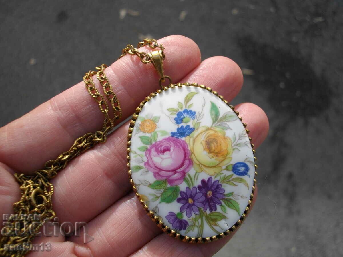 Auction OLD NECKLACE PENDANT PORCELAIN Auction OLD NECKLACE PENDANT PORCELAIN