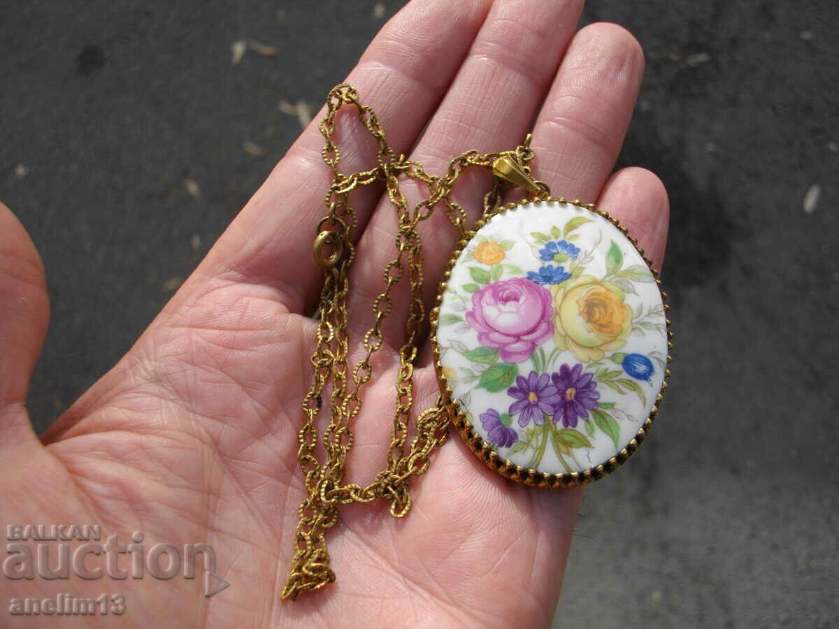 Delivery of OLD NECKLACE PENDANT PORCELAIN Delivery of OLD NECKLACE PENDANT PORCELAIN